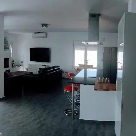 Villa Torreguadiaro - 2 Mins Walk From The Bars And Restaurants